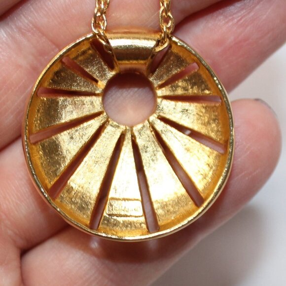 Crown Trifari Gold Tone Starburst Medallion Necklace - Picture 6 of 11